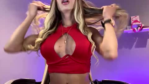 Snapshot of baby_golden chatting on 10-15-25, 02:33 Jhoana Franco online show from 10-15-25, 02:33