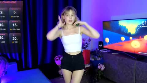 Snapshot of babydi_ chatting on 11-15-25, 02:13 hiii honey im Diana 3 online show from 11-15-25, 02:13