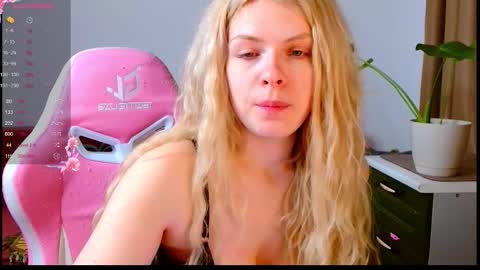 Snapshot of babylilly00 chatting on 03-05-26, 10:06 Lilly 3 online show from 03-05-26, 10:06
