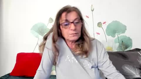 Snapshot of badgg chatting on 09-18-25, 01:02 Gina online show from 09-18-25, 01:02