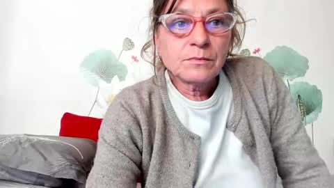 Snapshot of badgg chatting on 04-18-26, 02:43 Gina online show from 04-18-26, 02:43