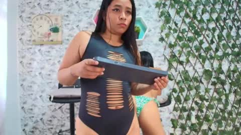 Snapshot of badgirls_000 chatting on 05-29-26, 06:06 candy and dayan online show from 05-29-26, 06:06
