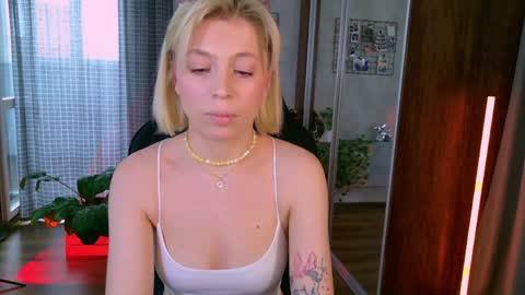 Snapshot of balerinacappuccino_ chatting on 05-08-26, 03:34 Elly online show from 05-08-26, 03:34