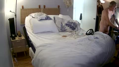 bananas318 online show from 09-18-25, 04:58