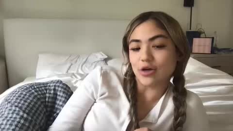 Snapshot of baoco379 chatting on 11-26-25, 08:43 Elle online show from 11-26-25, 08:43