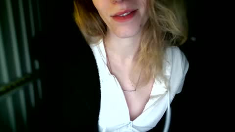 Snapshot of barbara53000 chatting on 02-19-25, 07:27 charliejones online show from 02-19-25, 07:27