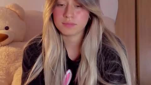 Snapshot of barbie_blon chatting on 10-21-25, 01:39 Barbie Blonde online show from 10-21-25, 01:39