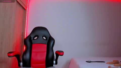 Nicolle  online show from 11-03-25, 04:03