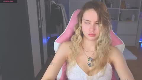Snapshot of barbieee_doll chatting on 06-16-26, 04:42 Eva online show from 06-16-26, 04:42