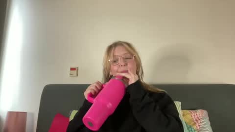 Snapshot of barbiegirl966 chatting on 01-06-25, 11:18 barbiegirl966 online show from 01-06-25, 11:18