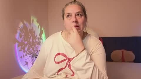 Snapshot of bbw_goddes chatting on 05-12-26, 09:39 Love online show from 05-12-26, 09:39