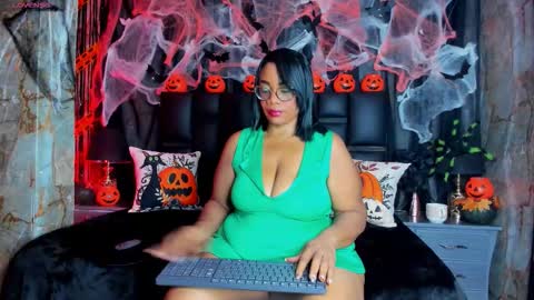 Snapshot of bbwlatina01 chatting on 10-14-25, 12:06 Bbwlatina01 online show from 10-14-25, 12:06