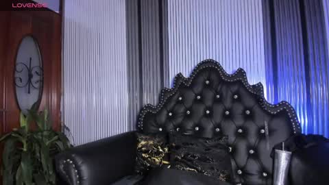 Snapshot of bdsm_ebony chatting on 05-08-26, 11:32 Tanisha online show from 05-08-26, 11:32