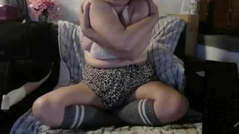 Snapshot of beachymilf chatting on 05-06-26, 04:45 BeachyMILF online show from 05-06-26, 04:45