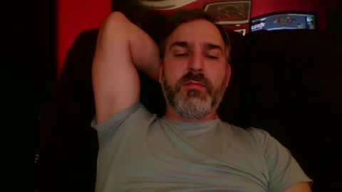 Snapshot of beardedambition chatting on 09-19-25, 01:45 beardedambition online show from 09-19-25, 01:45