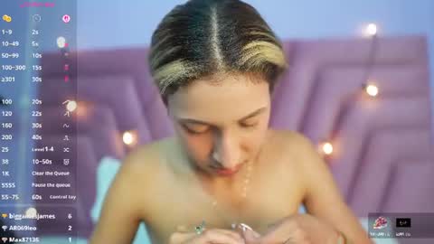 Snapshot of beautifulskinny18 chatting on 06-11-26, 12:32 Shalom online show from 06-11-26, 12:32
