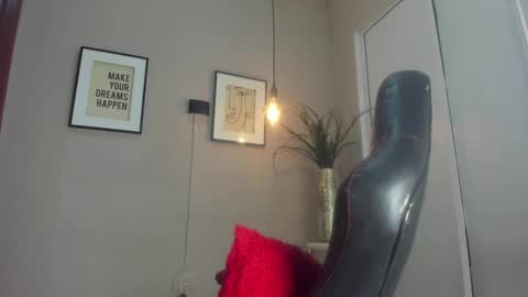 Snapshot of belinda_hills chatting on 12-30-24, 08:15 belinda online show from 12-30-24, 08:15