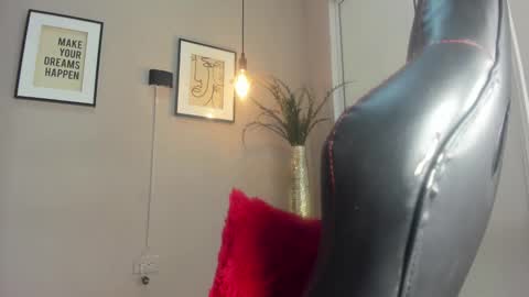 Snapshot of belinda_hills chatting on 12-30-24, 11:17 belinda online show from 12-30-24, 11:17