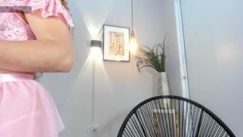 Snapshot of belinda_hills chatting on 01-25-25, 08:53 belinda online show from 01-25-25, 08:53