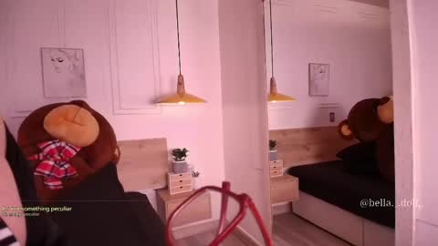 Snapshot of bella__donne chatting on 05-17-26, 12:23 online show from 05-17-26, 12:23