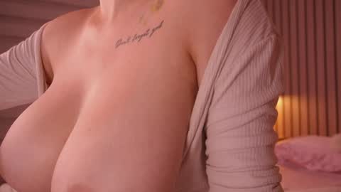 Snapshot of bella_adams_ chatting on 05-27-26, 01:57 isabella online show from 05-27-26, 01:57