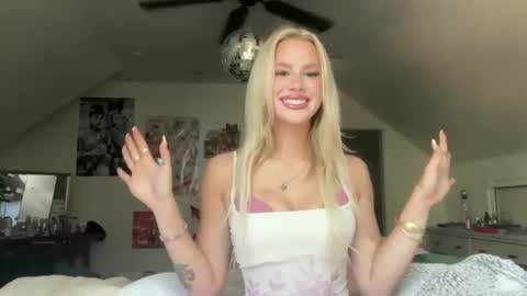 Snapshot of bella_christian chatting on 06-05-26, 08:03 Bella Baby online show from 06-05-26, 08:03