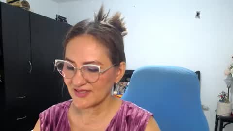 Snapshot of bella_ghisell chatting on 07-15-26, 01:33 Bella online show from 07-15-26, 01:33