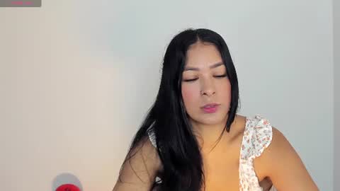 Snapshot of bella_hadid1_ chatting on 07-06-26, 03:36 Laura online show from 07-06-26, 03:36