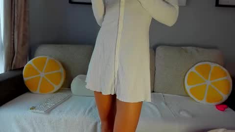 Snapshot of bella_hot77 chatting on 10-24-25, 08:33 Anna online show from 10-24-25, 08:33