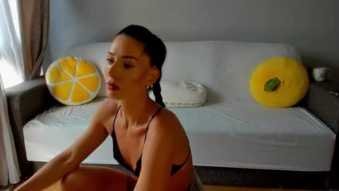 Snapshot of bella_hot77 chatting on 11-09-25, 09:29 Anna online show from 11-09-25, 09:29