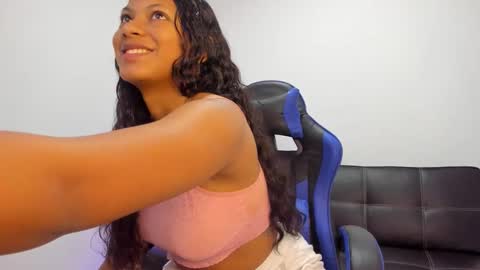 Snapshot of bella_jamez chatting on 12-21-25, 06:15 Isa online show from 12-21-25, 06:15