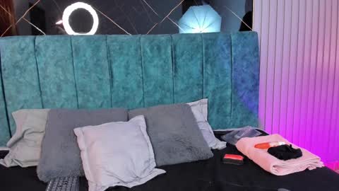 Bella online show from 11-22-25, 03:33