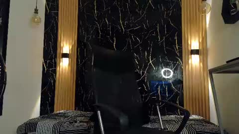 Snapshot of bella_salvatore chatting on 06-17-26, 08:32 online show from 06-17-26, 08:32