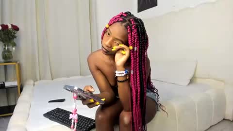 Snapshot of bella_thequeen chatting on 06-26-26, 03:00 Bella sweetpea online show from 06-26-26, 03:00