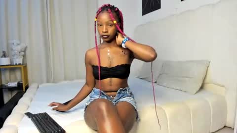 Snapshot of bella_thequeen chatting on 07-16-26, 02:06 Bella sweetpea online show from 07-16-26, 02:06