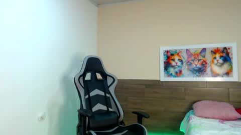 Snapshot of bella_warzon chatting on 06-27-26, 04:39 bella_warzon online show from 06-27-26, 04:39