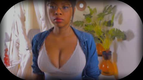 Snapshot of bellablakes18 chatting on 09-23-25, 01:03 Bellah Blakes-Sarah Scrumptious Lee online show from 09-23-25, 01:03