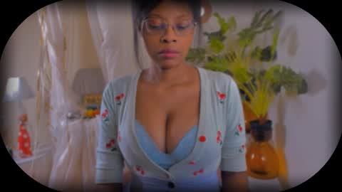 Snapshot of bellablakes18 chatting on 10-10-25, 02:10 Bellah Blakes-Sarah Scrumptious Lee online show from 10-10-25, 02:10