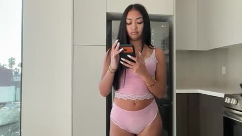 Snapshot of bellamillerx chatting on 04-02-26, 12:19 Bella online show from 04-02-26, 12:19