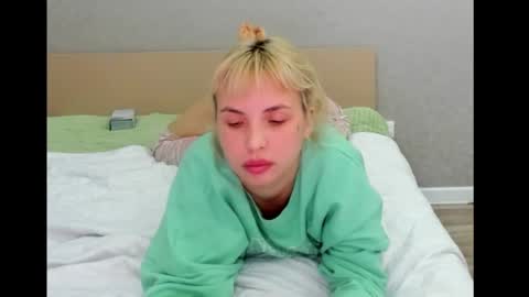 Snapshot of bellaseein chatting on 12-15-24, 05:42 Bella Seen online show from 12-15-24, 05:42