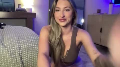 Snapshot of bellaxxboo chatting on 06-27-26, 04:50 Bella Rose online show from 06-27-26, 04:50