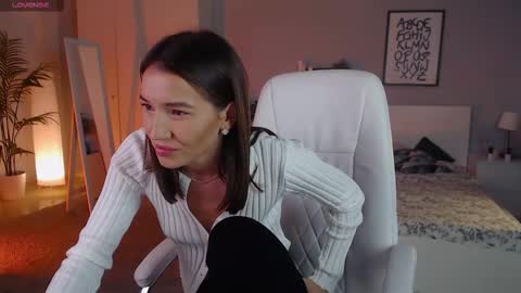 Bella online show from 10-08-25, 01:25