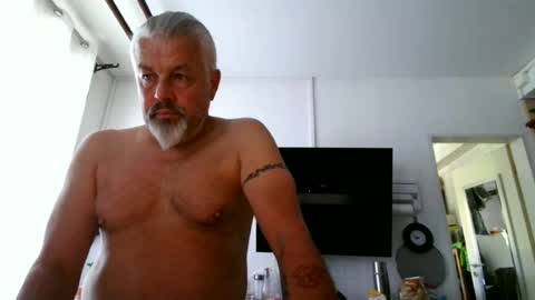 Snapshot of berg_boy chatting on 06-20-26, 06:49 Martin online show from 06-20-26, 06:49