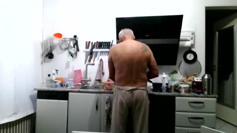 Snapshot of berg_boy chatting on 08-03-26, 04:00 Martin online show from 08-03-26, 04:00