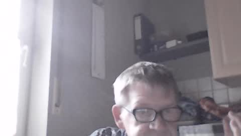 Snapshot of bernie6004 chatting on 07-10-26, 07:05 bernie6004 online show from 07-10-26, 07:05