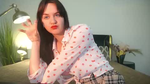 Snapshot of berrydiva chatting on 07-05-26, 04:19 Violette online show from 07-05-26, 04:19