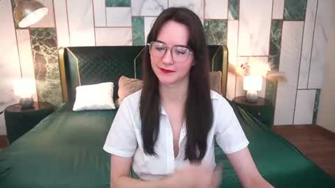 Snapshot of berrydiva chatting on 07-25-26, 06:44 Violette online show from 07-25-26, 06:44