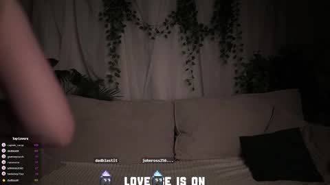 Eliz online show from 12-21-25, 01:24