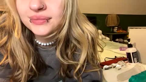 Ellie  online show from 02-25-26, 05:17