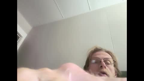 Snapshot of bigelectricrod chatting on 12-21-25, 01:57 bigelectricrod online show from 12-21-25, 01:57